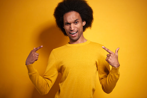 Afroamerican in yellow pointing at himself