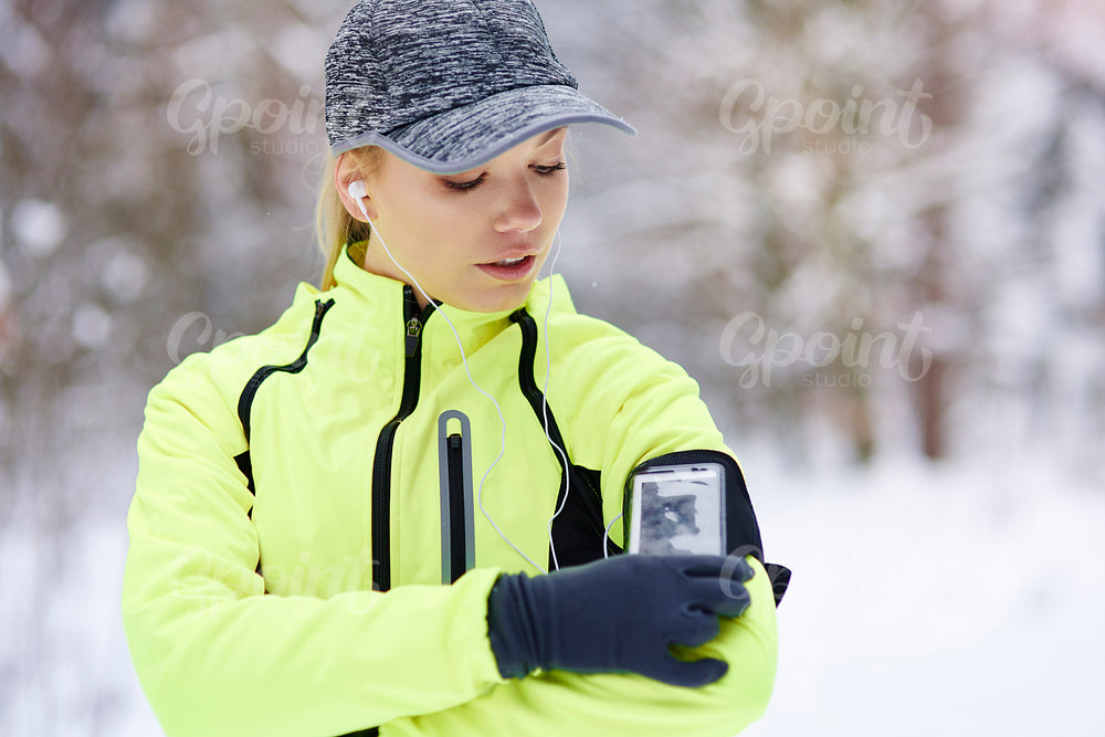 Female athlete checking how many calories she burned