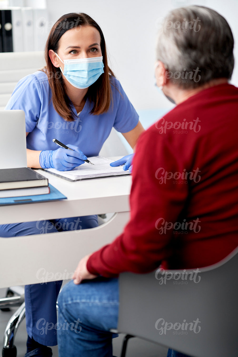 Female doctor conducts a medical interview with the senior patient