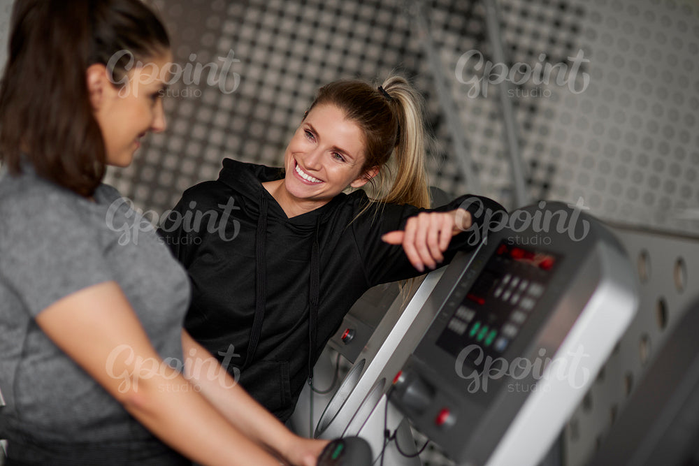 Fitness instructor and woman having a chat