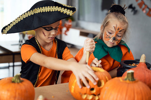 Kids prepare to Halloween's party