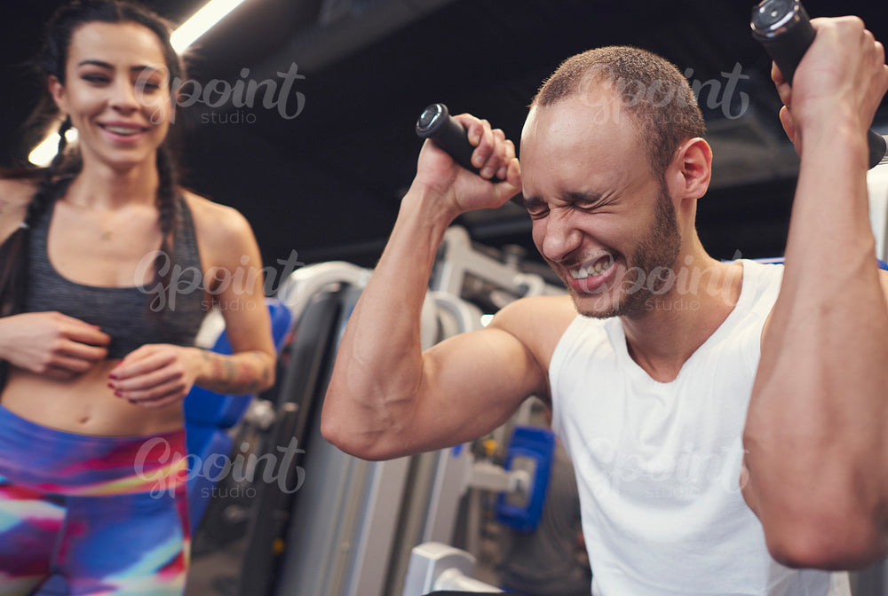 Exercise challenges between fit couple