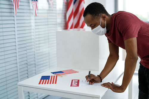 Man voting in face mask