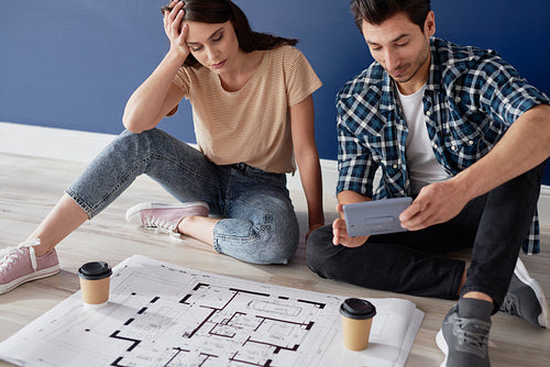 Couple having problem with a blueprint of new house