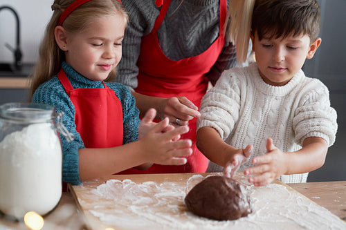 Children as great helpers in baking gingerbread cookies