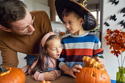 Man with kids preparing to Halloween